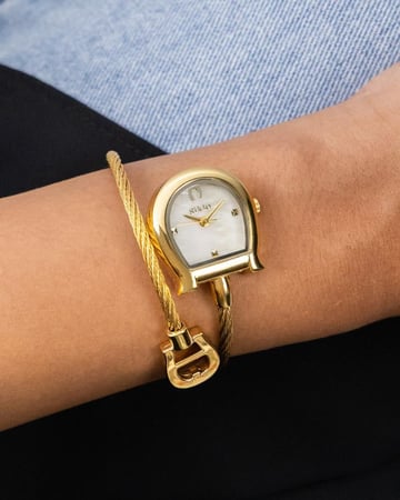 ساعة فاخرة بتصميم مبتكر باللون الذهبي