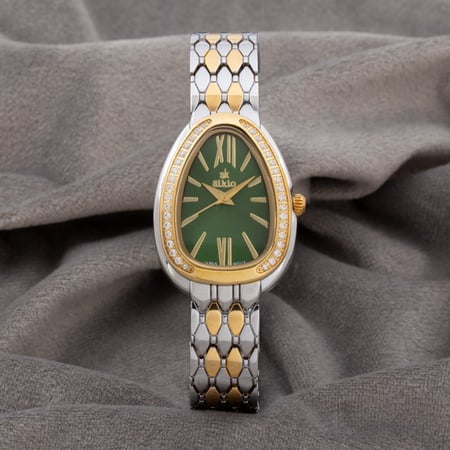 ساعة نسائية باللونين الفضي والذهبي .....