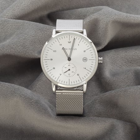 ساعة رجالية باللون الفضي