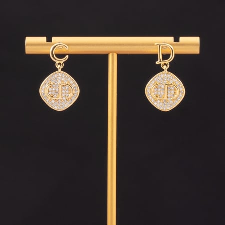 حلق مرصع لامع