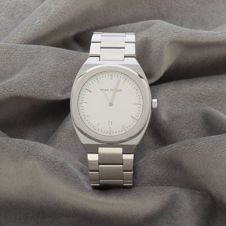 ساعة رجالية باللون الفضي