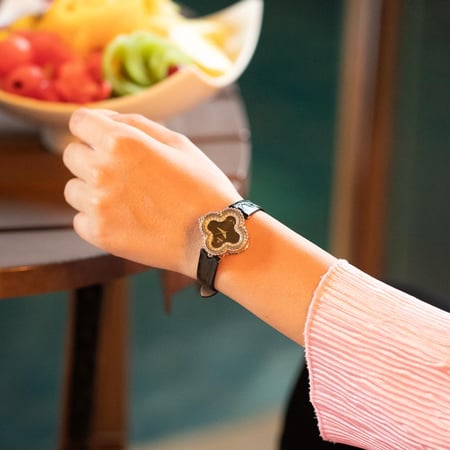 ساعة جلد بلونها الأسود الفضي ميناء أسود