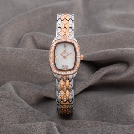 ساعة نسائية باللون المكس