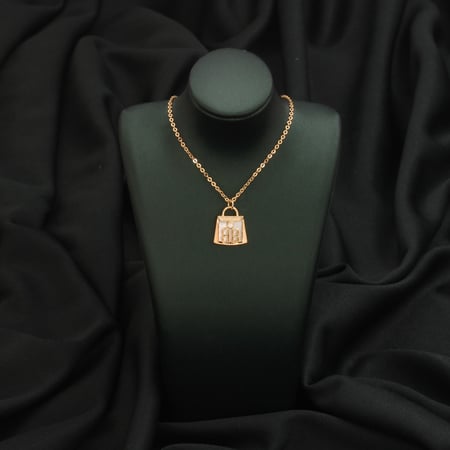 تعليقة نسائية تصميم استثنائي