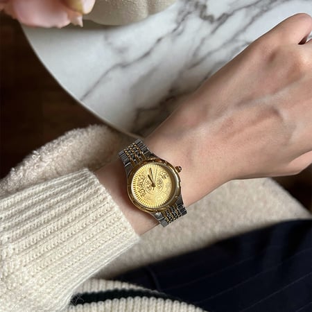 ساعة نسائية بتصميم الجنيهات للميناء الداخلي