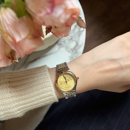 ساعة نسائية بتصميم الجنيهات للميناء الداخلي