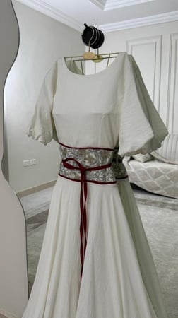 فستان اللون بيج سيواي مطرز بكبيوتر من متجر جوهره MN