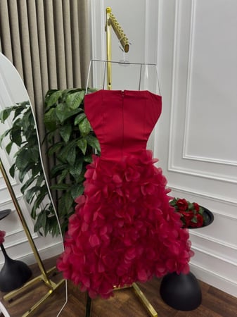 فستان سهره  اللون  احمر   خامه باربي وورد  من  متجر  جوهره MN