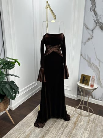 فستان سهره اللون بني و اسود مخمل وجوخ تفته من متجر جوهره BS