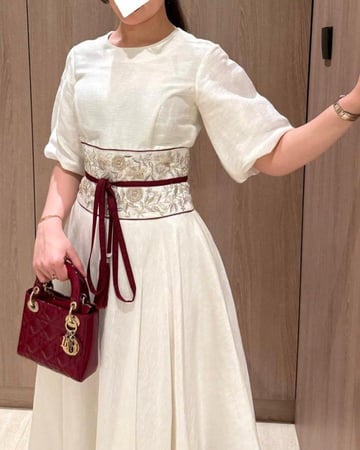 فستان اللون بيج سيواي مطرز بكبيوتر من متجر جوهره MN