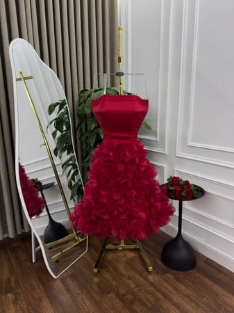 فستان سهره  اللون  احمر   خامه باربي وورد  من  متجر  جوهره MN