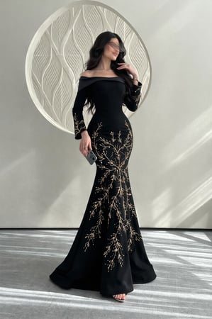 فستان سهرة أسود ملكي بتطريز ذهبي فاخر