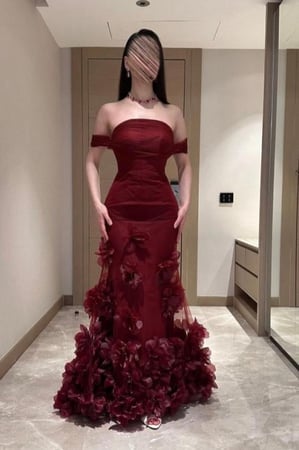 فستان ميرميد عنابي فاخر بأكمام أوف شولدر وتفاصيل ورود بارزة