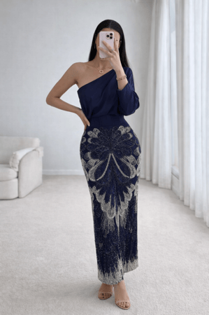 فستان كحلي مطرز للخطوبة بتصميم أنيق وقماش باربي فاخر