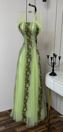 فستان سهرة أخضر فاتح تل مطرز ورود