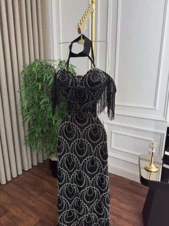 فستان سهرة فاخر أسود بتطريز خرز لامع مع اهداب مميزه