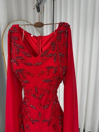 تفاصيل تطريز فستان نوره الأحمر الشيفون