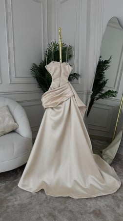 فستان سهرة فاخر بلون بيج مطرز بقماش ميكادو