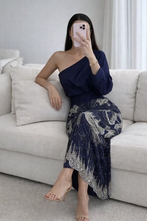 فستان سهرة وخطوبة كحلي مطرز بتصميم عصري يمنح إطلالة فاخرة