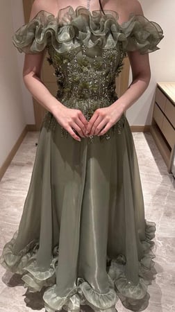 فستان سهرة زيتي فاخر بتصميم أوف شولدر مزين بالورود ثلاثية الأبعاد