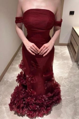 فستان ميرميد عنابي فاخر بأكمام أوف شولدر وتفاصيل ورود بارزة