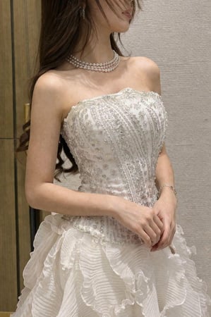 فستان سهرة أبيض فاخر بتطريز باربي وتنورة أورجنزا متعددة الطبقات