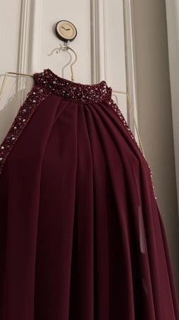 فستان حوامل سهرة عنابي فاخر بتصميم أنيق ومطرز