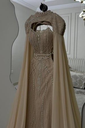 فستان بيج فاخر بتطريز كريستالي مع كاب شيفون