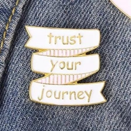 دبوس Trust your journey