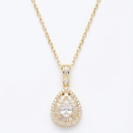 تفاصيل أحجار الباغيت والزركون في تعليقة سلسال LAV Royal الذهبي