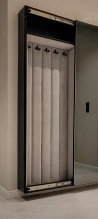 دولاب العبايات مع مرآة بتصميم ذكي وعصري يجمع بين الأناقة والوظيفة ، المقاس 190*80*30 سم