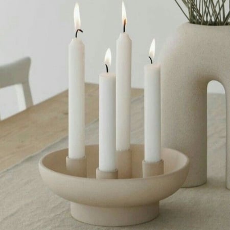 شمعة بيضاء طويلة