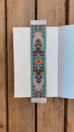 فاصل سجادة ابيض مزخرف بتطريز فارسي