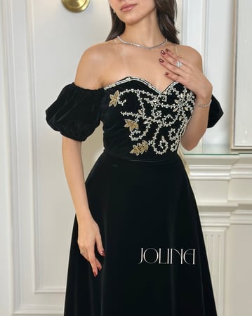 طقم أسود مخملي بتطريز لؤلؤ