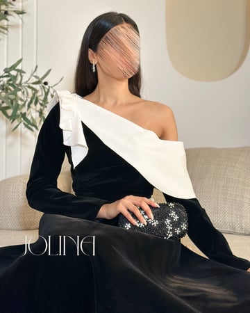 فستان مخملي أسود مع فيونكة بيضاء