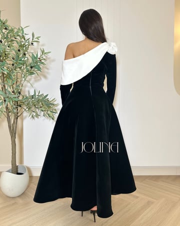 فستان مخملي أسود مع فيونكة بيضاء