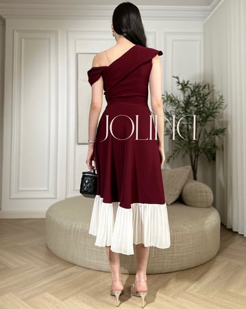 فستان عودي باطراف بلون ابيض