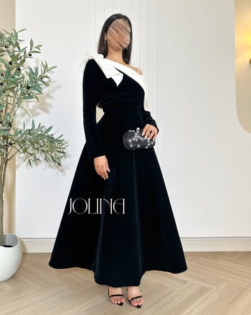 فستان مخملي أسود مع فيونكة بيضاء