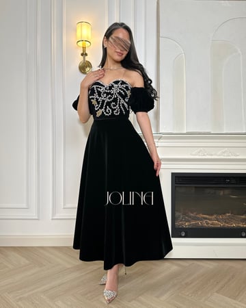 طقم أسود مخملي بتطريز لؤلؤ