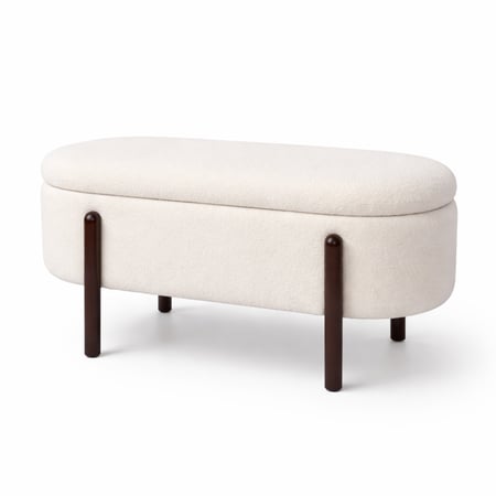 بنش أنيق بتصميم ناعم ومنحنيات هادئة، بتنجيد فاتح يضيف إحساس فخامة ودفء للمكان