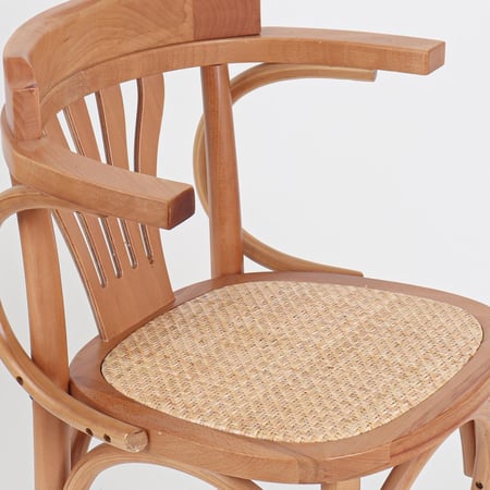 كرسي خشبي كلاسيكي - لمسة من الخيزران