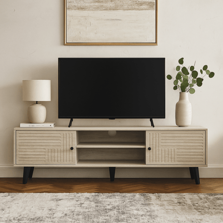 طاولة تلفزيون بتصميم خشبي عصري بلون فاتح مع رفوف وأبواب تخزين عملية