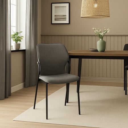 كرسي أنيق بتنجيد رمادي وهيكل معدني أسود، يجمع بين الراحة والمتانة بتصميم عصري