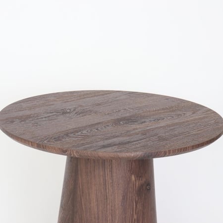 طاولة جانبية خشبية بتصميم دائري أنيق وقاعدة مخروطية عصرية تمنحها ثباتًا وجاذبية