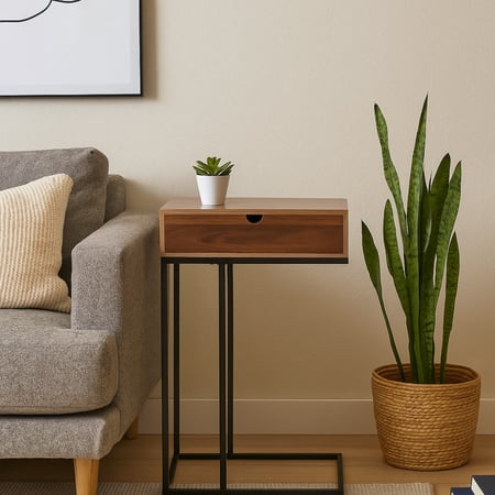 طاولة جانبية بدرج و قاعدة معدنية بتصميم عصري أنيق.