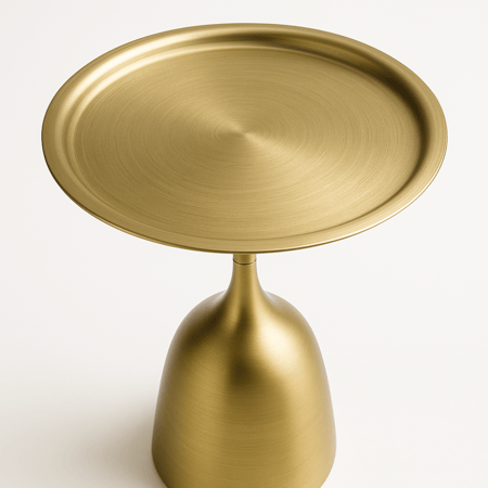 طاولة جانبية بتصميم عصري ولون ذهبي أنيق، تضيف لمسة فخامة للمكان.