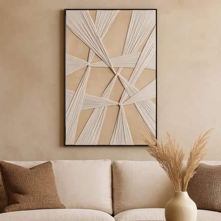 لوحة عصرية بتصميم هندسي بارز ولمسات بيج وكريمية، تضيف جمال بصري للجدار