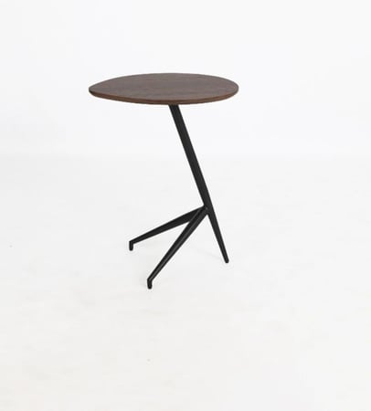 طاولة جانبية بتصميم عصري بسيط بسطح بيضاوي وقاعدة معدنية أنيقة.