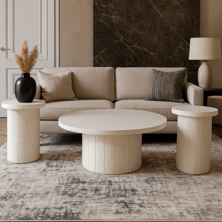 طقم طاولات بتصميم عصري وفاخر، مصنوع من خامة فخمة بلون حيادي أنيق. مثالي ليكمل أناقة غرفة المعيشة بأسلوب يجمع البساطة والرقي.