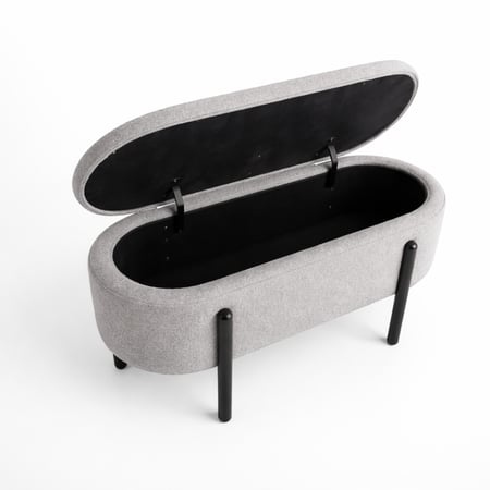 بنش أنيق بتصميم ناعم ومنحنيات هادئة، بتنجيد فاتح يضيف إحساس فخامة ودفء للمكان